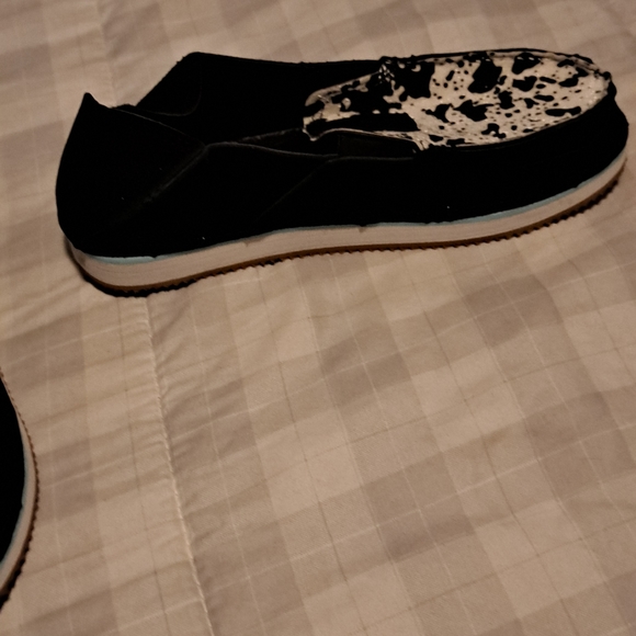 Cow print loafers. NEW never worn. Size 8 - Picture 3 of 4